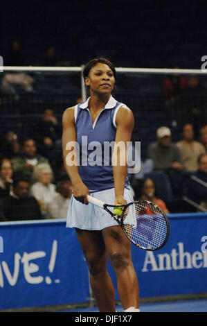 Dec 04, 2007 - Norfolk, Virginie, USA - 5e édition de vivre Hymne James Blake apporte, Serena Williams, Tatiana Golovin et Mardy Fish, avec musique guest Elliot Yamin pour lever des fonds pour la recherche sur le cancer à la constante Convocation Center à l'université Old Dominion à Norfolk. Sur la photo : SERENA WILLIAMS se prépare à servir pendant le match contre Tatiana Golovin. (Crédit Image : © Jeff Moore Banque D'Images