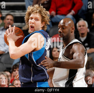Dec 05, 2007 - San Antonio, Texas, USA - Les San Antonio Spurs' FRANCISCO ELSON, droite, défend le mercredi soir, le 5 décembre 2007, à l'AT&T Center de San Antonio contre les Dallas Mavericks, Dirk Nowitzki au cours de la première moitié de leur rivalité J-35 match-up. Les Spurs ont remporté 97-95. (Crédit Image : © William Luther/San Antonio Express-News/ZUMA Press) RESTRICTIONS : * San Antonio, Seattle Banque D'Images