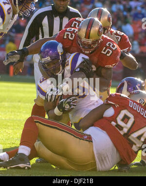 2007 - San Francisco, Californie, États-Unis - San Francisco 49ers vs Minnesota Vikings à Monster Park Dimanche, 18 novembre 2007.San Francisco 49ers de secondeur Patrick Willis # 52 et défensive fin Marques Douglas # 94 s'attaquer au Minnesota Vikings d'utiliser de nouveau Chester Taylor # 29 (Crédit : © Al Golub/ZUMApress.com) Banque D'Images