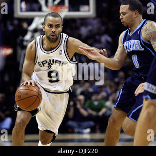 Dec 07, 2007 - San Antonio, Texas, USA - Spurs tony parker garde cherche les prix dans le milieu, comme il est gardé par DERON WILLIAMS de jazz le vendredi soir dans le premier trimestre à l'AT&T Center. San Antonio Spurs contre les Utah Jazz au AT&T Center de San Antonio . (Crédit Image : © Delcia Lopez/San Antonio Express-News/ZUMA Press) RESTRICTIONS : * San Antonio, Newspape Seattle Banque D'Images