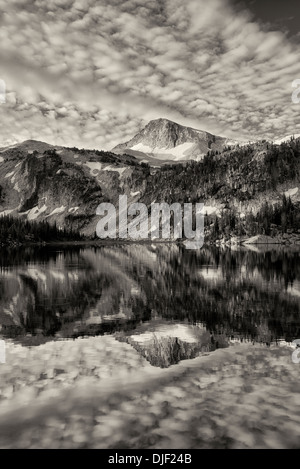 Lumière du soir et la réflexion dans le lac Mirror Lake avec Eagle Cap Mountain. Cap désert Eagle, New York Banque D'Images