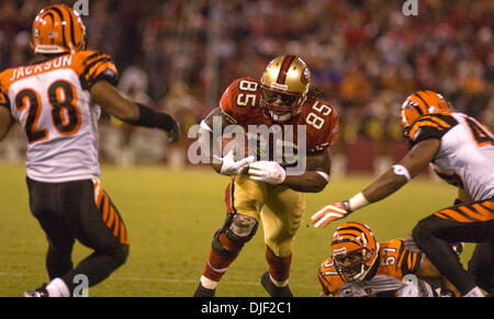 15 déc., 2007 - San Francisco, Californie, États-Unis - San Francisco 49ers vs Cincinnati Bengals à Monster Park. San Francisco 49ers tight end Vernon Davis # 85 s'exécute pour la TD (Crédit : © Al Golub/ZUMApress.com) Banque D'Images