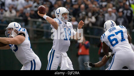 Dec 16, 2007 - Oakland, CA, USA - Indianapolis Colts quarterback Peyton Manning # 18 passe pendant que la protection JAKE SCOTT # 73 et offensive ligne TONY UGOH # 67 bloc contre les Raiders d'Oakland durant leur jeu chez McAfee Coliseum. (Crédit Image : © Al/ZUMApress.com) Golub Banque D'Images