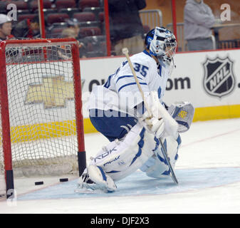Dec 18, 2007 - Raleigh, Caroline du Nord, USA - le gardien des Maple Leafs de Toronto (35) l'objectif des gardiens de VESA TOSKALA comme les Hurricanes de la Caroline a battu les Maple Leafs de Toronto 3-2 comme ils ont joué le RBC Center situé à Raleigh. (Crédit Image : © Jason Moore/ZUMA Press) Banque D'Images