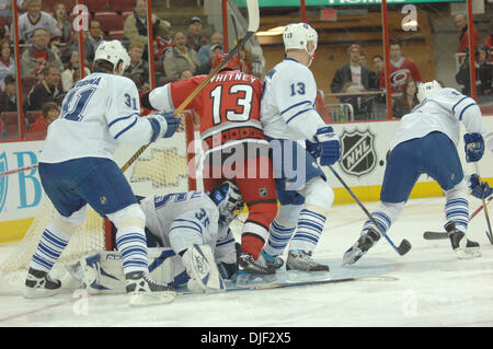 Dec 18, 2007 - Raleigh, Caroline du Nord, USA - le gardien des Maple Leafs de Toronto (35) l'objectif des gardiens de VESA TOSKALA comme les Hurricanes de la Caroline a battu les Maple Leafs de Toronto 3-2 comme ils ont joué le RBC Center situé à Raleigh. (Crédit Image : © Jason Moore/ZUMA Press) Banque D'Images