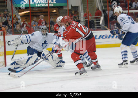 Dec 18, 2007 - Raleigh, Caroline du Nord, USA - le gardien des Maple Leafs de Toronto (35) l'objectif des gardiens de VESA TOSKALA comme les Hurricanes de la Caroline (12) ERIC STAAL ressemble à marquer un but comme les Hurricanes de la Caroline a battu les Maple Leafs de Toronto 3-2 comme ils ont joué le RBC Center situé à Raleigh. (Crédit Image : © Jason Moore/ZUMA Press) Banque D'Images