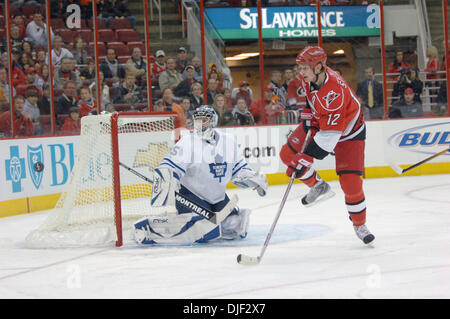 Dec 18, 2007 - Raleigh, Caroline du Nord, USA - le gardien des Maple Leafs de Toronto (35) l'objectif des gardiens de VESA TOSKALA comme les Hurricanes de la Caroline (12) ERIC STAAL ressemble à marquer un but comme les Hurricanes de la Caroline a battu les Maple Leafs de Toronto 3-2 comme ils ont joué le RBC Center situé à Raleigh. (Crédit Image : © Jason Moore/ZUMA Press) Banque D'Images