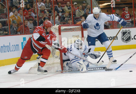 Dec 18, 2007 - Raleigh, Caroline du Nord, USA - le gardien des Maple Leafs de Toronto (35) l'objectif des gardiens de VESA TOSKALA comme les Hurricanes de la Caroline (12) ERIC STAAL ressemble à marquer un but comme les Hurricanes de la Caroline a battu les Maple Leafs de Toronto 3-2 comme ils ont joué le RBC Center situé à Raleigh. (Crédit Image : © Jason Moore/ZUMA Press) Banque D'Images