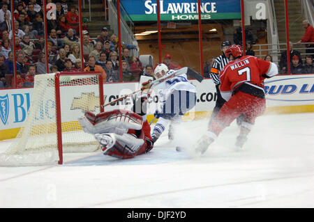 Dec 18, 2007 - Raleigh, Caroline du Nord, USA - le gardien des Hurricanes de la Caroline (47) JOHN GRAHAME garde l'objectif que les Hurricanes de la Caroline a battu les Maple Leafs de Toronto 3-2 comme ils ont joué le RBC Center situé à Raleigh. (Crédit Image : © Jason Moore/ZUMA Press) Banque D'Images