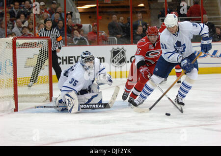 Dec 18, 2007 - Raleigh, Caroline du Nord, USA - le gardien des Maple Leafs de Toronto (35) l'objectif des gardiens de VESA TOSKALA comme Maple Leafs de Toronto (31) PAVEL KUBINA prend le contrôle de la rondelle comme les Hurricanes de la Caroline (16) ANDREW LADD ressemble à un scorre but que les Carolina Hurricanes battre les Maple Leafs de Toronto 3-2 comme ils ont joué le RBC Center situé à Raleigh. (Crédit Image : © Jason Moore/ZUMA Banque D'Images