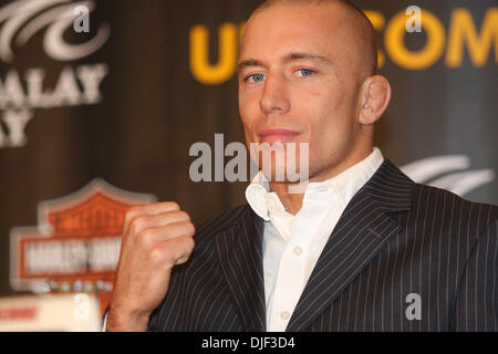 Dec 27, 2007 - Las Vegas, Nevada, USA - GEORGES ST- PIERRE pose pour une photo lors de la dernière conférence de presse pour l'UFC 79 NEMESIS. ST-PIERRE fera face à Matt Huges dans l'événement principal pour le titre intérimaire super-légers. L'événement sera sur la télé en direct de la Mandalay Bay Events Center. (Crédit Image : © Mary Ann Owen/ZUMA Press) Banque D'Images