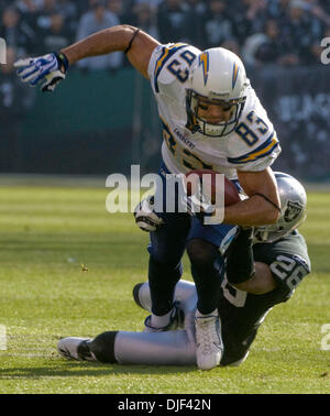 Dec 30, 2007 - Oakland, CA, USA - Oakland Raiders safety RASHAD BAKER # 28 attaque à San Diego Chargers receveur VINCENT JACKSON # 83 lors de leur match au McAfee Coliseum. (Crédit Image : © Al/ZUMApress.com) Golub Banque D'Images