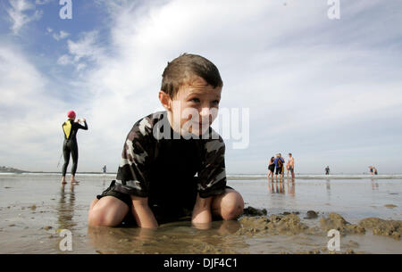 Jan 01, 2008 - San Diego, Californie, USA - Plus de deux cents braves nageurs se sont rendus aux le La Jolla Cove Swim Club's 31e congrès annuel de l'ours polaire sur le premier jour de 2008. À environ 10:30 les nageurs ont plongé dans les eaux glacées de l'eau fraîche à La Jolla Shores. Le temps de l'eau tournait autour de 54 degrés. Ici, JUSTIN BARNES, 7, d'Encinitas, enfouit ses mains dans le sable Banque D'Images