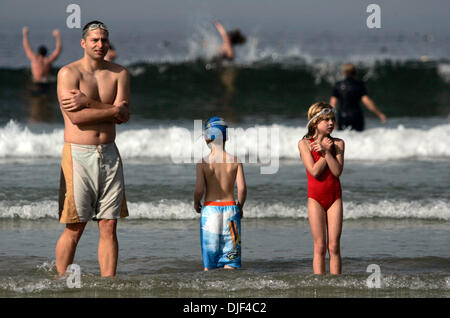 Jan 01, 2008 - San Diego, Californie, USA - Plus de deux cents braves nageurs se sont rendus aux le La Jolla Cove Swim Club's 31e congrès annuel de l'ours polaire sur le premier jour de 2008. À environ 10:30 les nageurs ont plongé dans les eaux glacées de l'eau fraîche à La Jolla Shores. Le temps de l'eau tournait autour de 54 degrés. Ici, DAVE POLIDERI (à gauche) et son fils, Luke, POLIDERI 5, et sa fille Banque D'Images
