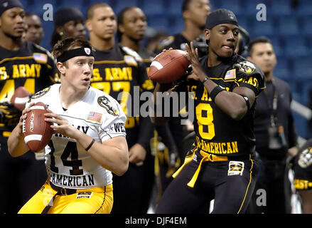 Jan 02, 2008 - San Antonio, Texas, USA - Ouest QB, BLAINE GABBERT (14), et à l'Est de QB, MARQUEIS GRIS, la concurrence dans l'exactitude QB percer à la U.S. Army All-American Bowl Défi des compétences mercredi à l'Alamodome. (Crédit Image : © Gloria/Ferniz San Antonio Express-News/ZUMA Press) RESTRICTIONS : * San Antonio, Seattle et journaux à potins USA * Droits de l'homme Banque D'Images