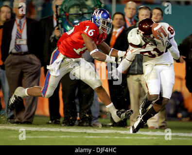 Jan 03, 2008 - Miami Gardens, Florida, USA - Kansas # 16 CHRIS HARRIS défend une tentative de transmission incomplète du Virginia Tech # 81 JUSTIN HARPER au cours du troisième trimestre jeudi soir.(Image Crédit : © Allen Eyestone/Palm Beach Post/ZUMA Press) RESTRICTIONS : * DÉPART * Droits de tabloïds USA Banque D'Images