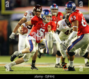 Jan 03, 2008 - Miami Gardens, Florida, USA - Kansas QB # 5 TODD REESING brouille pour un gain de trois verges au deuxième trimestre. (Crédit Image : © Allen Eyestone/Palm Beach Post/ZUMA Press) RESTRICTIONS : * DÉPART * Droits de tabloïds USA Banque D'Images