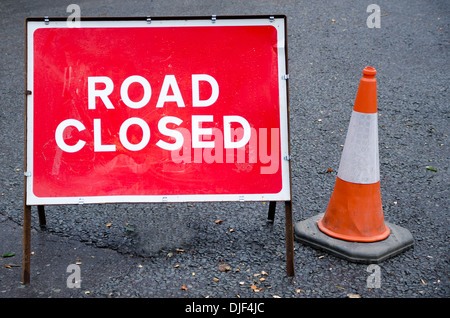 Road closed sign avec cône de trafic Banque D'Images