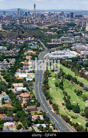 Vue aérienne de la M1 De Villiers Graaff d'autoroute est une autoroute importante à Johannesburg, Afrique du Sud Banque D'Images