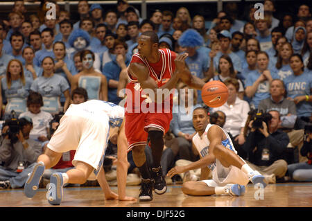 Jan 12, 2008 - Chapel Hill, North Carolina, USA - North Carolina State Wolfpack (4) COURTNEY FELLS comme l'Université de Caroline du Nord Tarheels défait les North Carolina State Wolfpack 93-63 comme ils ont joué le Dean Smith Center situé à Chapel Hill. (Crédit Image : © Jason Moore/ZUMA Press) Banque D'Images