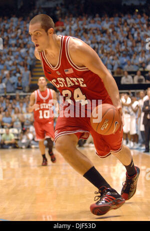 Jan 12, 2008 - Chapel Hill, North Carolina, USA - North Carolina State Wolfpack (34) BEN MCCAULEY comme l'Université de Caroline du Nord Tarheels défait les North Carolina State Wolfpack 93-63 comme ils ont joué le Dean Smith Center situé à Chapel Hill. (Crédit Image : © Jason Moore/ZUMA Press) Banque D'Images