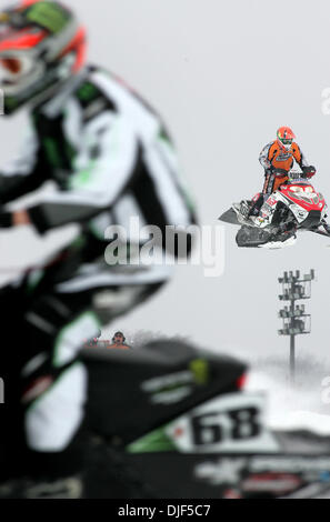 Jan 12, 2008 - Minneapolis, Minnesota, USA - Motoneige professionnel racers TUCKER HIBBERT (68), premier plan, et LEVI LAVALLEE (108), l'arrière-plan, a travaillé son chemin dans un champ de course de virages serrés et des bosses au cours de la première journée de compétition durant le week-end de long U.S. Air Force Snocross de Canterbury. Hibbert a remporté la première des deux Pro Super Stock finales de la journée. (C Banque D'Images