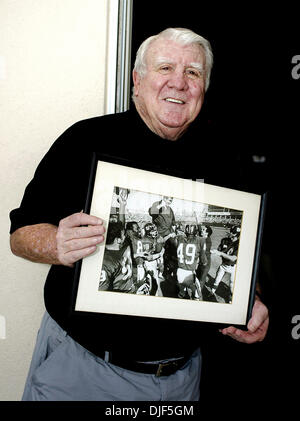 Jan 17, 2008 - Hobe Sound, Florida, USA - ALEX WEBSTER, 76, un ancien halfback et coach pour les Giants de New York, est titulaire d'photo de lui après qu'il a donné des leçons particulières et a remporté son premier match en tant que coach des géants. Le jeu est dans le Minnesota en 1967. (Crédit Image : © Meghan McCarthy/Palm Beach Post/ZUMA Press) RESTRICTIONS : * DÉPART * Droits de tabloïds USA Banque D'Images