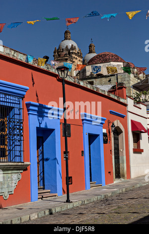 Avenue coloniale le 5 mai dans le quartier historique d'Oaxaca, Mexique. Banque D'Images