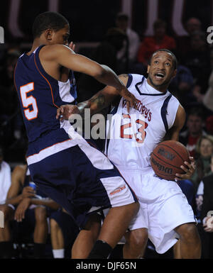 Saint Mary's Gaels Tron Smith, # 23, s'emmêle avec Pepperdine Waves' Jon Reed, n° 5, au 1er semestre de leur jeu Samedi, 19 janvier 2008 à McKeon Pavilion à Moraga en Californie (Jose Carlos Fajardo/Contra Costa Times/ZUMA Press). Banque D'Images