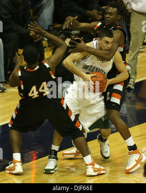 École secondaire De La Salle's Jose Rivera, centre, tente d'échapper à un double-équipe par McClymonds High School humains Solomon Wiseman (44) et Damon Powell au cours du deuxième trimestre de leur Martin Luther King classique de jeu de basket-ball, le lundi, Janvier 21, 2008 à Haas Pavilion à Berkeley, Californie (D. Ross Cameron/l'Oakland Tribune) Banque D'Images