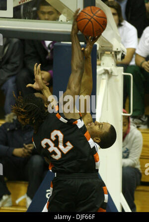 McClymonds High School defender Damon Powell (32) bloque le coup de l'école secondaire De La Salle's Brandon Thomas pendant le premier trimestre de leur maison de Martin Luther King jeu de basket-ball classique le lundi, Janvier 21, 2008, à Haas Pavilion à Berkeley, Californie (D. Ross Cameron/l'Oakland Tribune) Banque D'Images