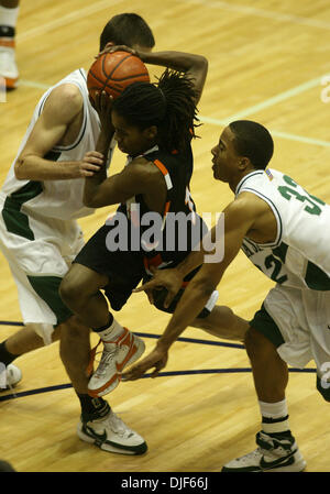 McClymonds High School's Damario Sims, centre, disques durs pour le panier entre école secondaire De La Salle de gauche, défenseurs des pouvoirs de Jefferson, et Brandon Thomas pendant le premier trimestre de leur maison de Martin Luther King, jeu de basket-ball classique Lundi, 21 janvier 2008, à Haas Pavilion à Berkeley, Californie (D. Ross Cameron/l'Oakland Tribune) Banque D'Images