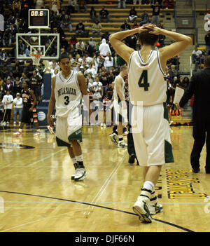 École secondaire De La Salle, Brandon Smith (3) et (4) Dom Martellaro réagir à un jeu mssing potentiel-coup gagnant contre McClymonds High School au cours du quatrième trimestre de leur maison de Martin Luther King Classic jeu de basket-ball, le lundi, Janvier 21, 2008 à Haas Pavilion à Berkeley, Californie McClymonds gagné, 44-42. (D. Ross Cameron/l'Oakland Tribune) Banque D'Images