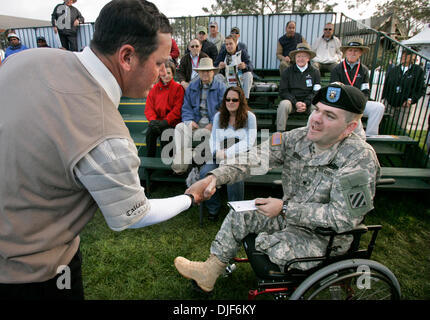 Jan 25, 2008 - La Jolla, Californie, USA - Day 2 de la Buick Invitational Golf Tournament à Torry Pines Golf Course. Un ancien combattant de la guerre de l'Iraq blessés Spécialiste de l'Armée de DAVID FOSS, 25, d'Irvine, à droite, serre la main de golfeuse professionnelle riche BEEM, à gauche, qu'il s'apprêtait à tee off sur le 1er. trou du parcours sud. Les logiciels libres et un collègue blessé Iraq war vet a introduit les joueurs comme Banque D'Images