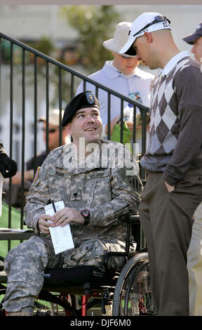 Jan 25, 2008 - La Jolla, Californie, USA - Day 2 de la Buick Invitational Golf Tournament à Torry Pines Golf Course. Un ancien combattant de la guerre de l'Iraq blessés Spécialiste de l'Armée de DAVID FOSS, 25, d'Irvine, à gauche, parle avec golfeuse professionnelle BEN CRANE, à droite, comme il était sur le point de départ sur le 1er. trou du parcours sud. Les logiciels libres et un collègue blessé Iraq war vet a introduit les joueurs car ils Banque D'Images