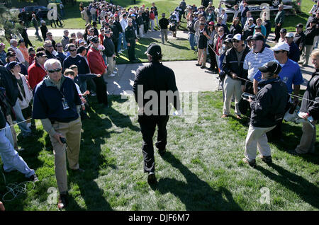 Jan 25, 2008 - La Jolla, Californie, USA - Day 2 de la Buick Invitational Golf Tournament à Torry Pines Golf Course. PHIL MICKELSON promenades à travers la foule à la 16e. tee du parcours sud. (Crédit Image : © Charlie Neuman/San Diego Union Tribune/ZUMA Pess) RESTRICTIONS : * DÉPART * Droits de tabloïds USA Banque D'Images