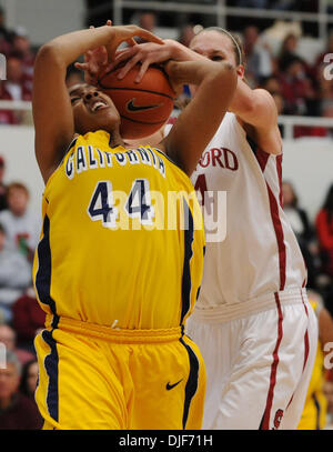 California Golden Bears' Ashley Walker, # 44, les batailles du Stanford Cardinal Kayla Pedersen, # 14, pour une reprise de la 2ème moitié de leur jeu Samedi, 26 janvier 2008 à Maples Pavilion à Palo Alto, Californie Stanford défait Cal 72-52. (Jose Carlos Fajardo/Contra Costa Times/ZUMA Press). Banque D'Images