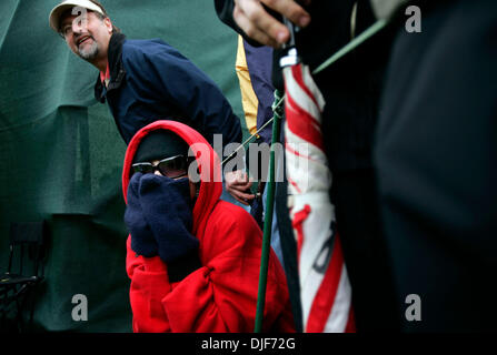 Jan 27, 2008 - La Jolla, Californie, USA - Dernier jour de la Buick Invitational Golf Tournament à Torry Pines Golf Course. Un ventilateur montres au cours de la pluie sur le 16e trou. (Crédit Image : © C. R. Alfred/San Diego Union Tribune/ZUMA Pess) RESTRICTIONS : * DÉPART * Droits de tabloïds USA Banque D'Images