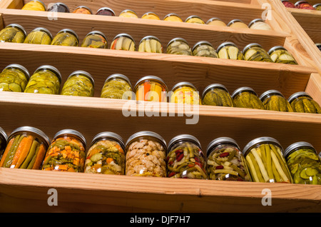 Étagères de stockage en garde-manger avec des conserves de fruits et légumes Banque D'Images