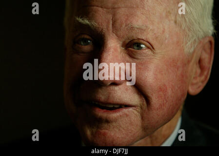 28 janv. 2008 - Manhattan, New York, USA - Hall of Fame New York Yankees Pitcher WHITEY FORD rejoint Hunt et représentants de ventes aux enchères de la MLB pour dévoiler un échantillonnage de la collection qui seront vendus à l'All-Star DHL FanFest durant la semaine des étoiles sur les 14 et 15 juillet à Jacob K. Javits Center. (Crédit Image : © Mariela Lombard/ZUMA Press) RESTRICTIONS : * New York New Banque D'Images