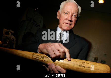 28 janv. 2008 - Manhattan, New York, USA - Hall of Fame New York Yankees Pitcher WHITEY FORD rejoint Hunt et représentants de ventes aux enchères de la MLB pour dévoiler un échantillonnage de la collection qui seront vendus à l'All-Star DHL FanFest durant la semaine des étoiles sur les 14 et 15 juillet à Jacob K. Javits Center. (Crédit Image : © Mariela Lombard/ZUMA Press) RESTRICTIONS : * New York New Banque D'Images