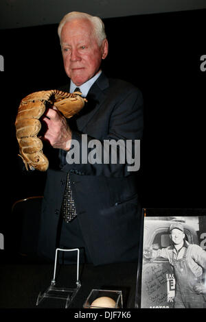 28 janv. 2008 - Manhattan, New York, USA - Hall of Fame New York Yankees Pitcher WHITEY FORD rejoint Hunt et représentants de ventes aux enchères de la MLB pour dévoiler un échantillonnage de la collection qui seront vendus à l'All-Star DHL FanFest durant la semaine des étoiles sur les 14 et 15 juillet à Jacob K. Javits Center. (Crédit Image : © Mariela Lombard/ZUMA Press) RESTRICTIONS : * New York New Banque D'Images