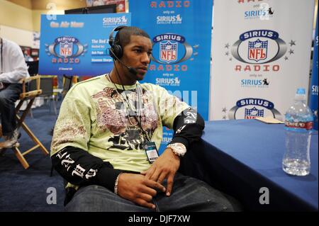 Feb 01, 2008 - Glendale, Arizona, USA - NFL player SHANNON SHARPE parle avec les médias à une station de radio stand lors de la Phoenix Convention Center Jeudi 31 janvier 2008. Irvin était en ville pour le Super Bowl XLII présentant les New England Patriots et les Giants de New York pour être joué à l'University of Phoenix Stadium de Glendale. (Crédit Image : Banque D'Images