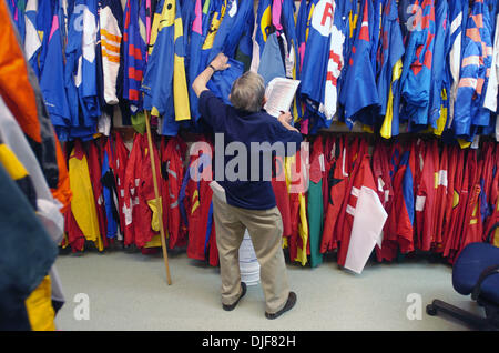 Feb 02, 2008 - South Ozone Park, Queens, NY, USA - Louis Olah, alias 'l'Colorman' à l'œuvre dans les soies prix, l'organisation de la soie de jockey pour chaque course pour la journée. Course d'hiver à l'hippodrome Aqueduct dans South Ozone Park, Queens, New York. Aqueduc, également connu sous le nom de "Grand UN", a ouvert ses portes le 27 septembre 1894 dans le Queens. En 1941, un nouveau pavillon et suivre les offices ont été construites. La piste était tor Banque D'Images