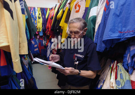 Feb 02, 2008 - South Ozone Park, Queens, NY, USA - Louis Olah, alias 'l'Colorman' à l'œuvre dans les soies prix, l'organisation de la soie de jockey pour chaque course pour la journée. Course d'hiver à l'hippodrome Aqueduct dans South Ozone Park, Queens, New York. Aqueduc, également connu sous le nom de "Grand UN", a ouvert ses portes le 27 septembre 1894 dans le Queens. En 1941, un nouveau pavillon et suivre les offices ont été construites. La piste était tor Banque D'Images