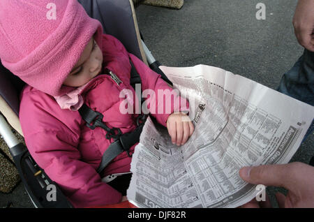 Feb 02, 2008 - South Ozone Park, Queens, NY, USA - Kait, 1, de Tuckahoe, NY donne sur le programme de course avec son père Paul Sweeney. Course d'hiver à l'hippodrome Aqueduct dans South Ozone Park, Queens, New York. Aqueduc, également connu sous le nom de "Grand UN", a ouvert ses portes le 27 septembre 1894 dans le Queens. En 1941, un nouveau pavillon et suivre les offices ont été construites. La voie a été démolie en 1956 et le nouveau "grand un" Banque D'Images