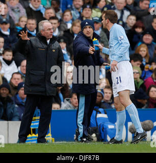 Sven Goran Eriksson Manchester City manager watches le match parle à Manchester City's Dietmar Hamann (Image Crédit : © Photographe/Cal Sport Media) Banque D'Images