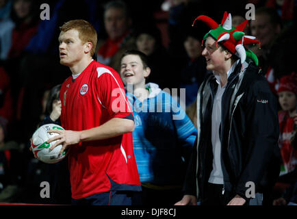 John Arne Riise de Norvège s'approche de la Welsh fans (crédit Image : © Photographe/Cal Sport Media) Banque D'Images