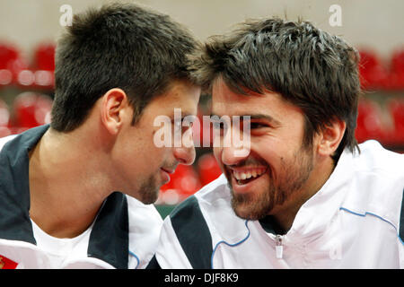 Feb 07, 2008 - Moscou, Russie - La Russie accueille la Coupe Davis 2008 à Moscou. La Russie jouera contre la Serbie. Sur la photo : JANKO TIPSAREVIC et NOVAK DJOKOVIC. (Crédit Image : © PhotoXpress/ZUMA Press) RESTRICTIONS : * l'Amérique du Nord et du sud de l'homme seulement * Banque D'Images