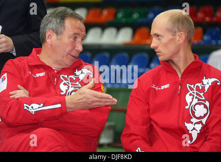 Feb 07, 2008 - Moscou, Russie - La Russie accueille la Coupe Davis 2008 à Moscou. La Russie jouera contre la Serbie. Sur la photo : le capitaine de l'équipe russe SHAMIL TARISHCHEV et Nikolaï Davydenko. (Crédit Image : © PhotoXpress/ZUMA Press) RESTRICTIONS : * l'Amérique du Nord et du sud de l'homme seulement * Banque D'Images